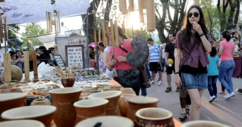 Sigue firme la “Feria del Sol y la Luna” en la Plaza Pueyrredón para este fin de semana | Eventos