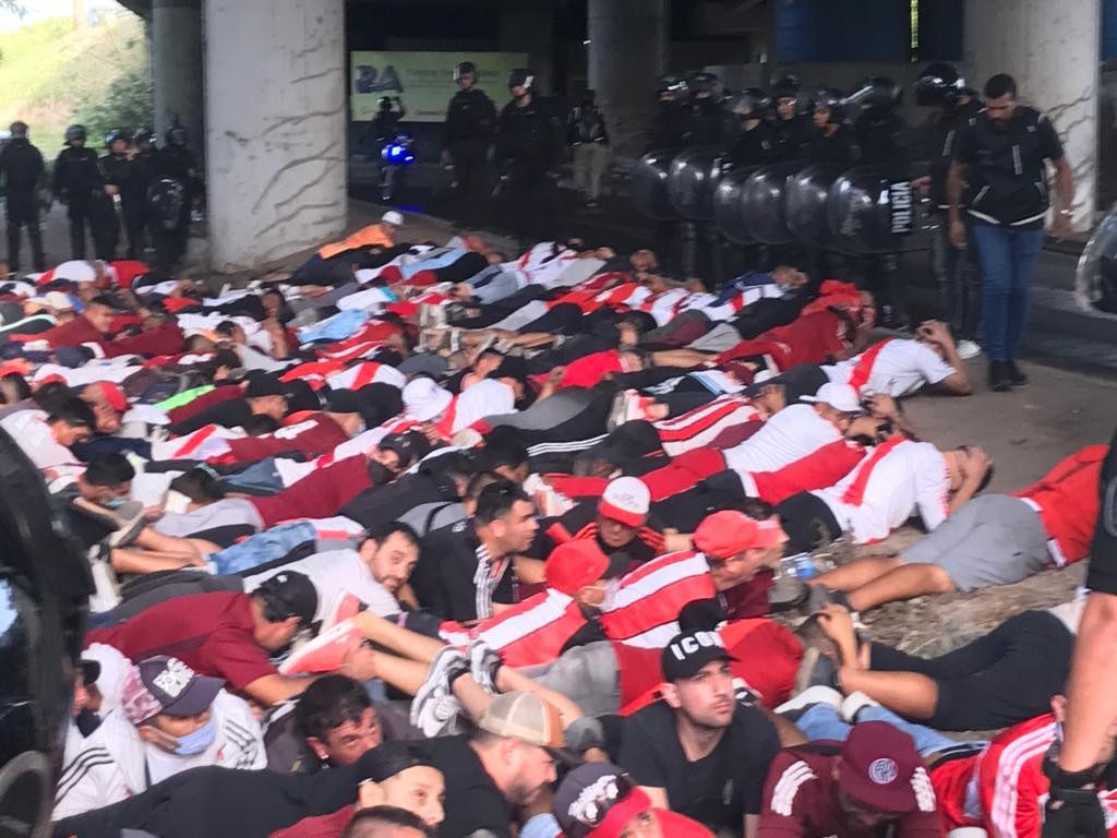 Más de 250 barrabravas de River fueron detenidos con armas blancas y drogas | Deportes