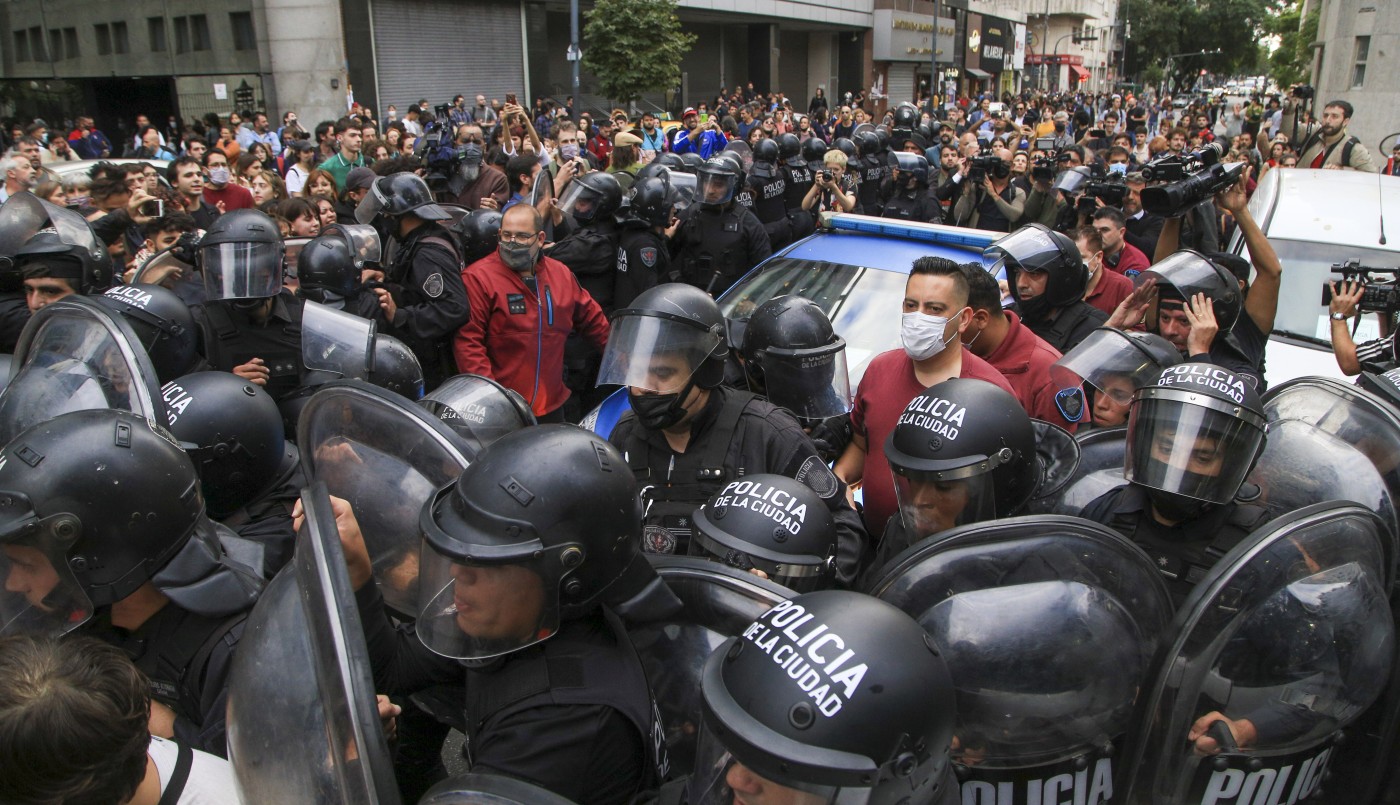 Protesta frente al INCAA: trabajadores del cine chocaron con la policía y hubo detenidos | Nacionales