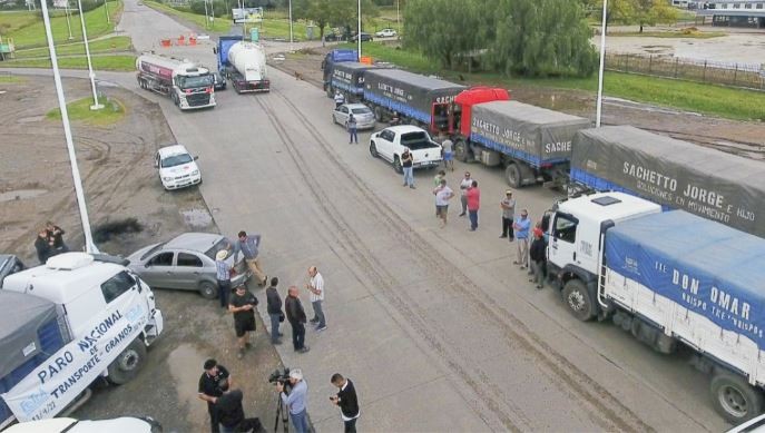 Sigue el paro de transportistas de granos en reclamo de un aumento de tarifas | Noticias