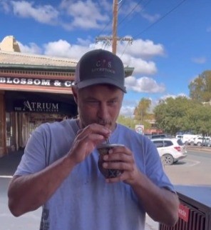 Video: la imperdible reacción de "Ragnar" de Vikingos al probar el mate por primera vez | Espectaculos