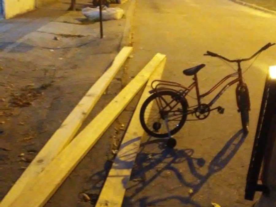 Robó una bicicleta y tres maderas y le dieron una paliza que lo dejó en estado crítico: detuvieron a los agresores | Policiales