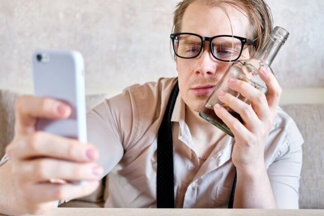 Se viene una app que evita mandar mensajes por Whatsapp estando borracho | Tecnología