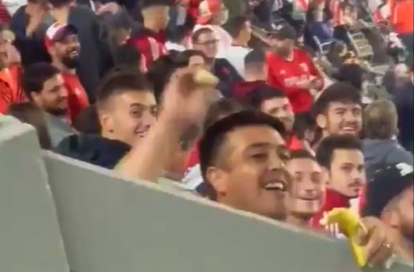 Video: Un hincha de River peló una banana y se la arrojó a fanáticos de Fortaleza | Deportes