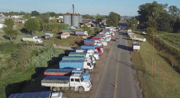 Sin salida: Continúa el paro de transportistas de granos | Noticias
