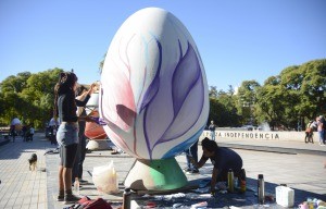 Diez huevos de Pascua gigantes lucen en Mendoza instalados por la comunidad croata | Nacionales