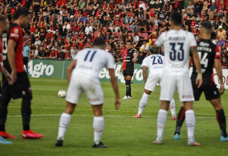 Pese a otra obra de arte del Pulga, Colón sólo pudo empatar con el Rojo | Deportes