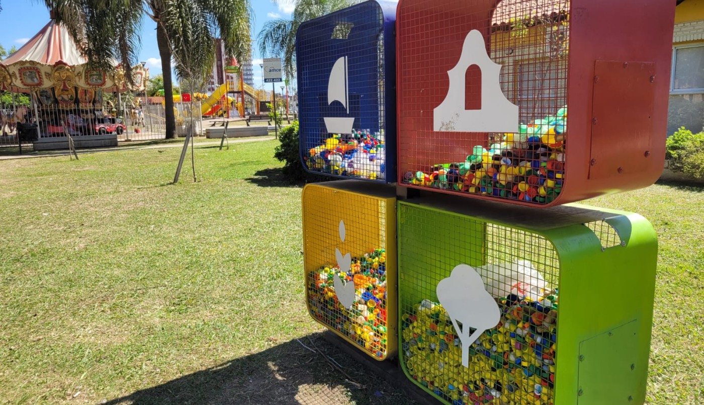 Reciclan tapitas de gaseosas y las convierten en bancos ecológicos para plazas y espacios públicos | Información General