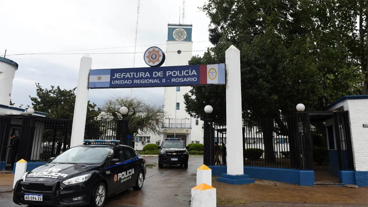 Rosario: allanaron la Unidad Regional II y secuestraron celulares de policías | Policiales