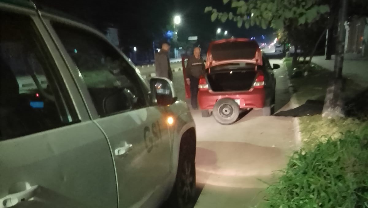 Personal de la GSI ayudó a una pareja de ancianos a cambiar una rueda a las 3 de la madrugada | Información General
