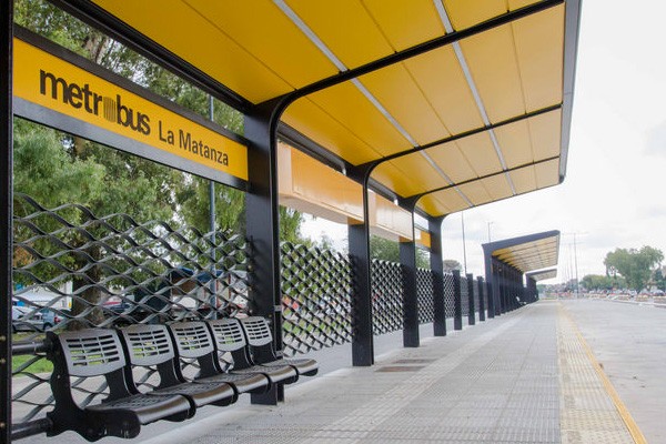 Le arrebataron la mochila mientras esperaba el colectivo y al rato sintió un fuerte ardor: para robarle, le tiraron ácido | Nacionales