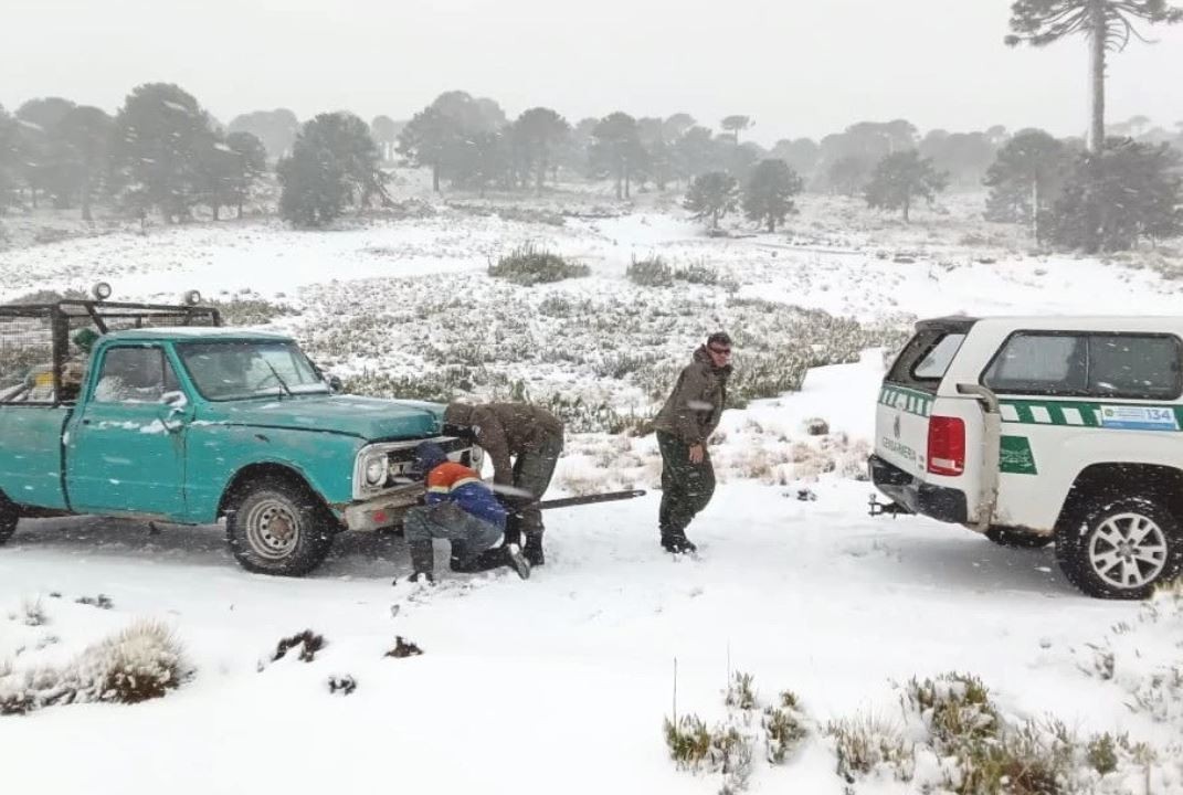 Neuquén: Gendarmería rescató a gente varada por la nieve | Noticias