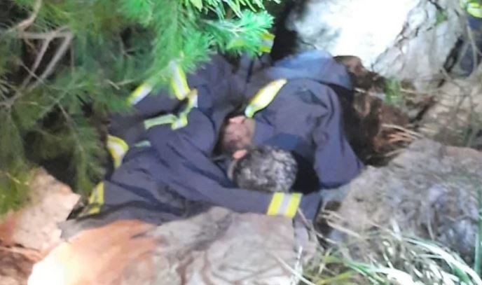 Misterioso accidente: dos hombres volcaron con su camioneta y los encontraron abrazados en una cueva | Nacionales