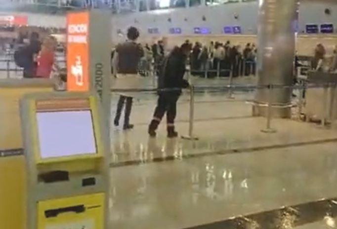 Por el temporal, se voló parte del techo y se inundó el hall central del Aeropuerto de Ezeiza | Nacionales