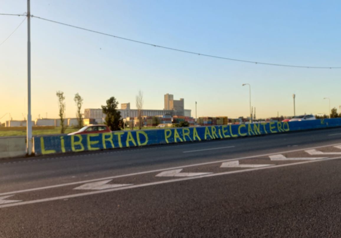 Una pintada pidiendo la liberación del Viejo Cantero con los colores de Central | Noticias