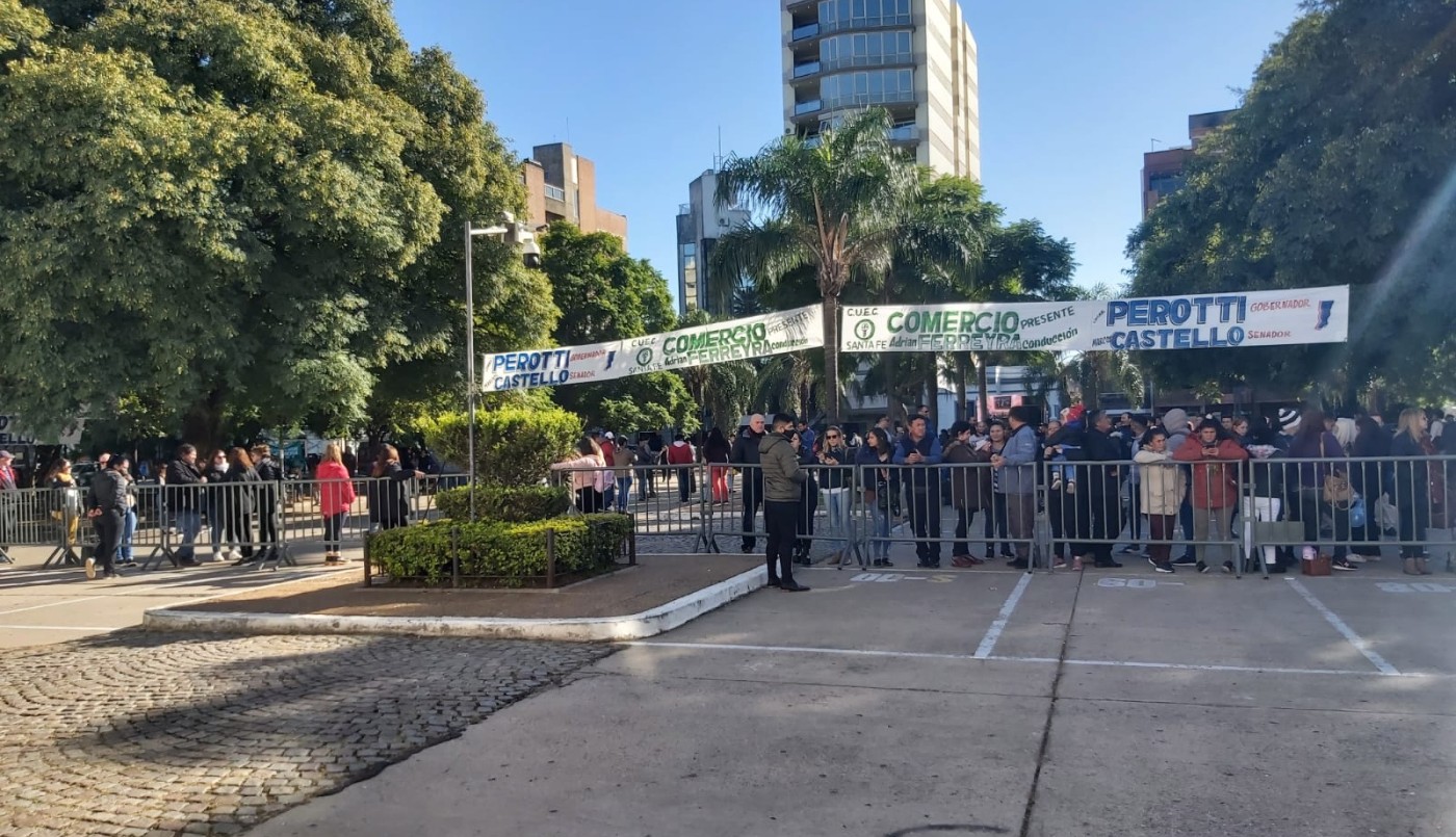 Comenzó la movilización en la Legislatura en apoyo a Perotti | Legislativas