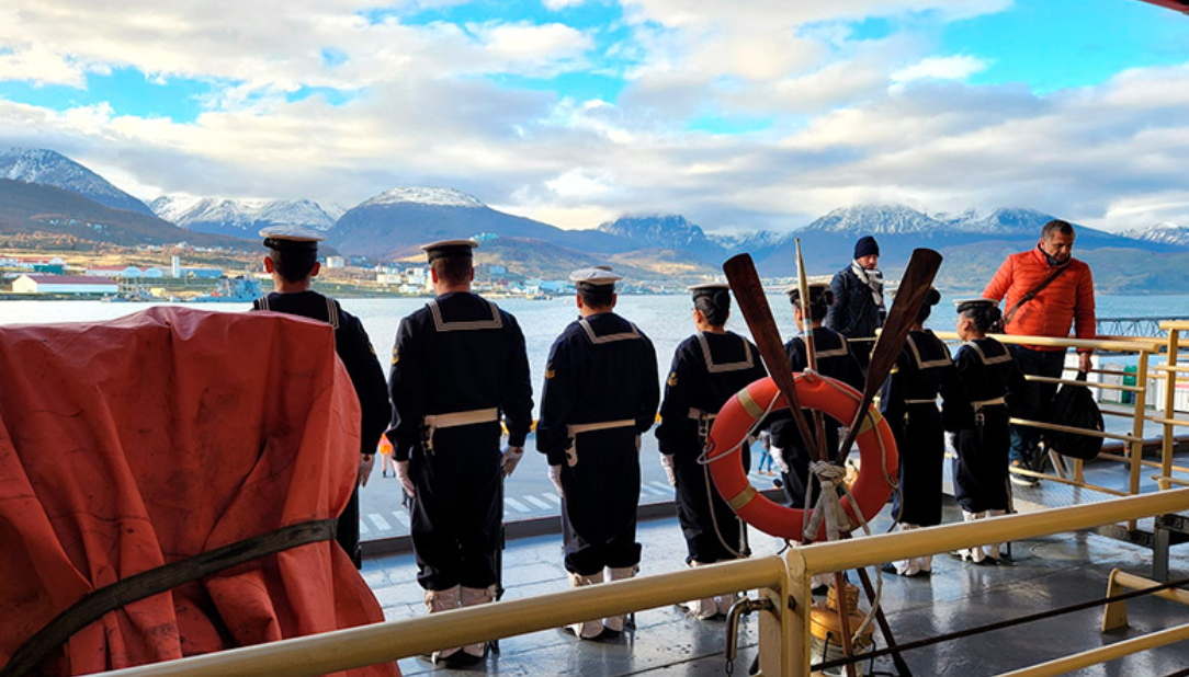 Veteranos del Crucero Belgrano navegan hacia el sitio de su hundimiento | Noticias