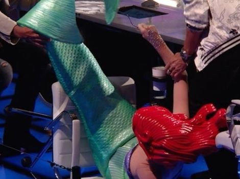 Video: Katy Perry, vestida como La Sirenita, se cayó en vivo | Espectaculos