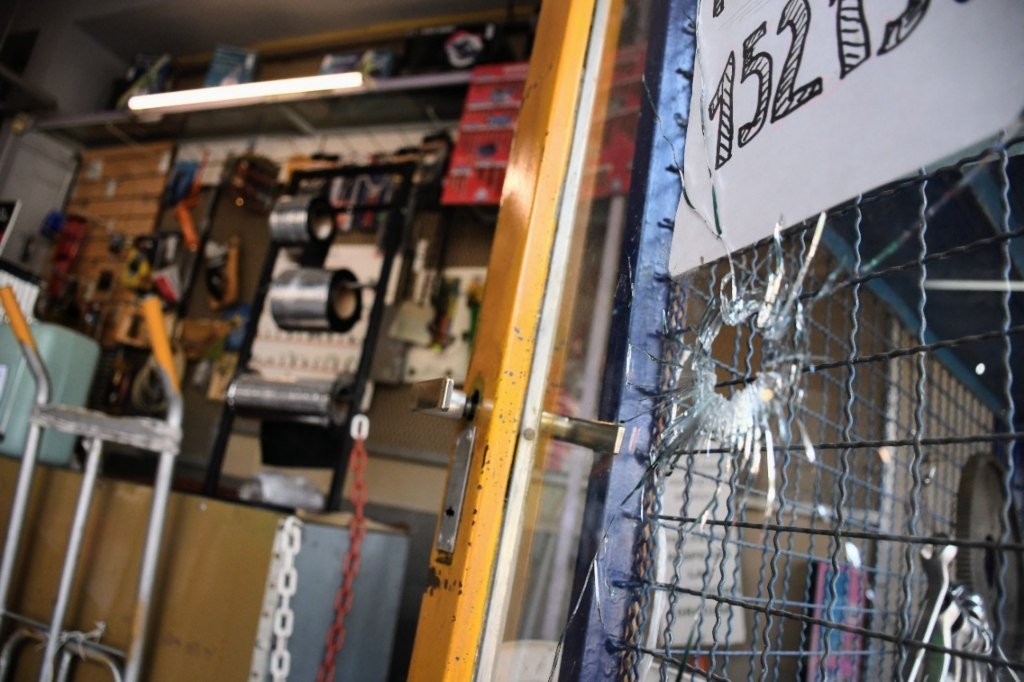 Plata o plomo: seis disparos a una ferreteria, ubicada a metros de una escuela | Noticias