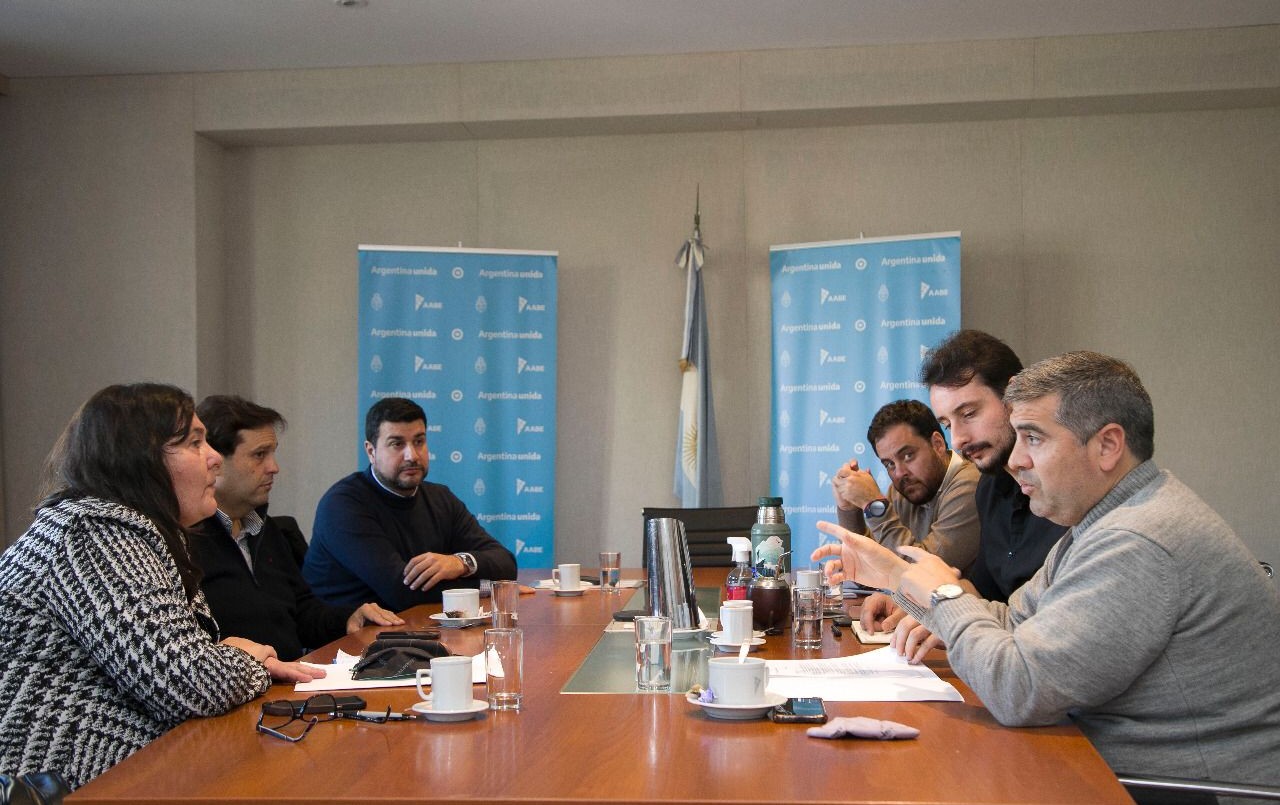 Marcos Cleri y Alejandra Obeid entregaron el proyecto de ley para el traspaso a la provincia del Hospital Sayago y el LIF | Legislativas