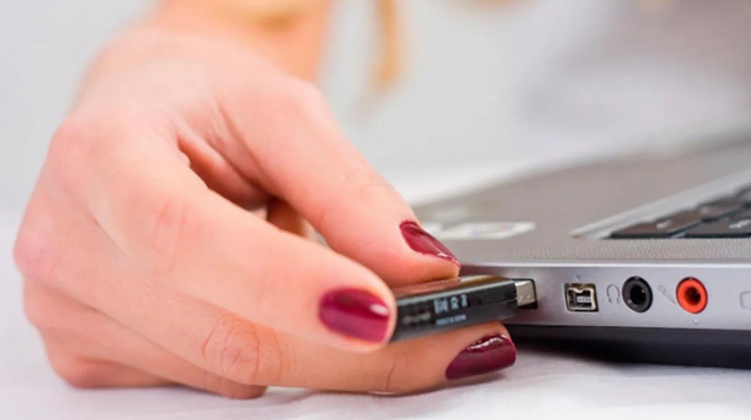 Mujer revisó un pendrive de su pareja y encontró imágenes del hombre abusando sexualmente de sus hijas | Policiales