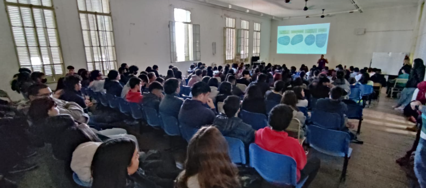 Disertación sobre uso responsable de las redes sociales en la escuela Almirante Brown | Información General
