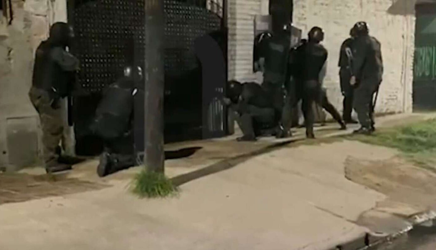 Fueron a detenerlo por un robo y lo encontraron teniendo sexo con su mujer | Policiales