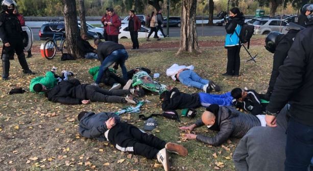 Unos 150 hinchas de Deportivo Cali fueron detenidos con navajas y cuchillos en Puerto Madero | Deportes