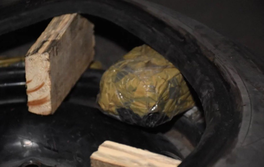 Control de rutina en la ruta: una pareja llevaba US$ 30.000 y más de $5 millones escondidos en un neumático | Nacionales