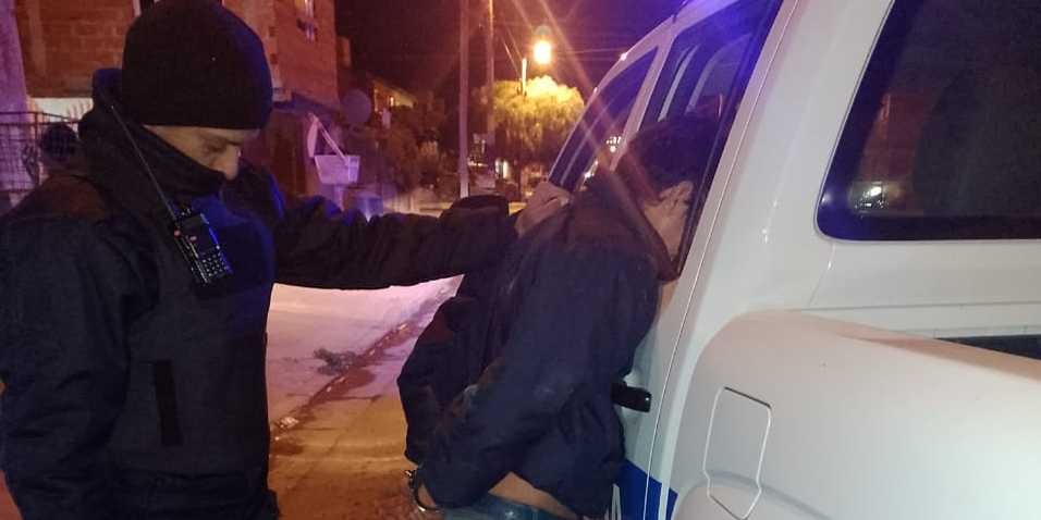 Le apuntó en la cabeza a una joven para robarle, la víctima lloró y el ladrón la abrazó: fue detenido | Nacionales