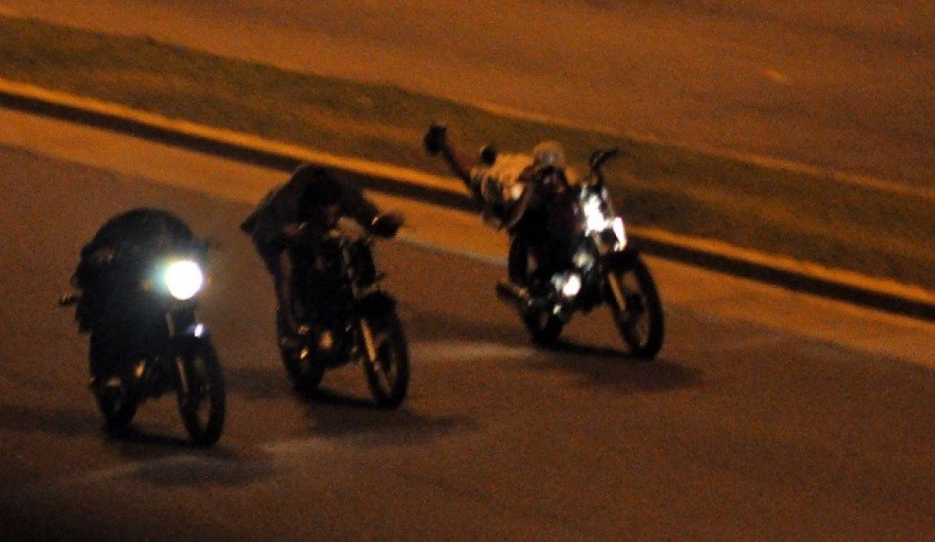 Lo detuvieron por correr una picada y mordió al policía: sus familiares apedrearon a los agentes | Nacionales