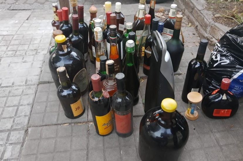 Le prohibieron el alcohol y su familia sacó a la calle decenas de botellas | Redes