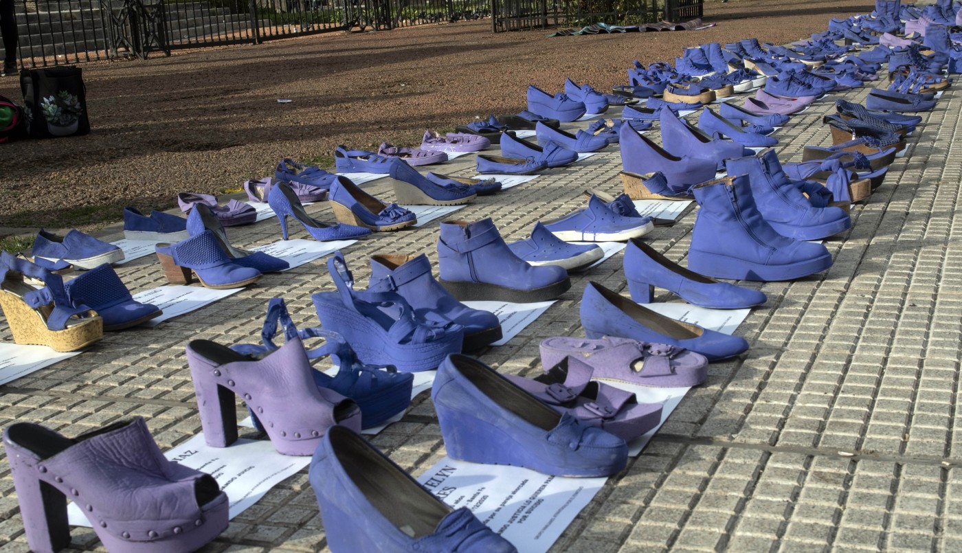 Colocan zapatos violetas frente al Congreso para visibilizar a 150 víctimas de femicidios | Igualdad y Género