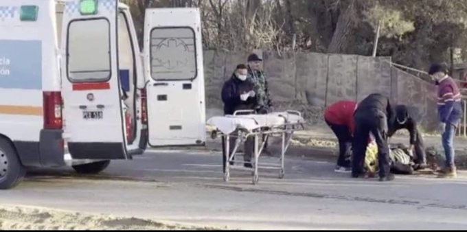 Viajó en el baúl del auto al salir de una fiesta con amigos: salió volando y golpeó la cabeza contra el asfalto | Nacionales