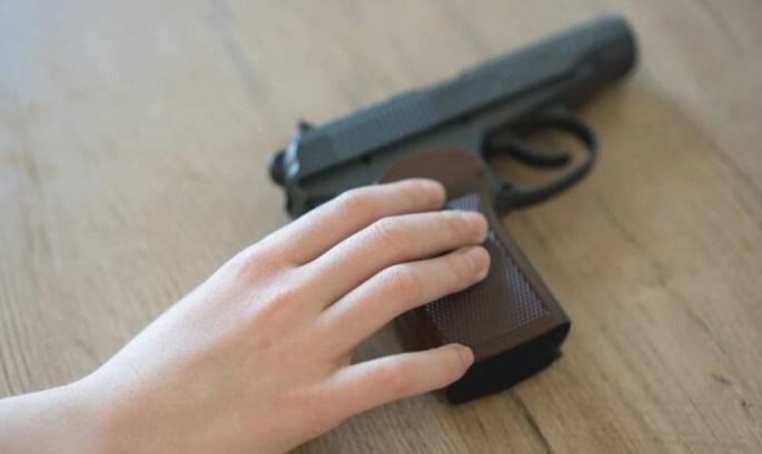 Le robó un arma a su mamá y la llevó al colegio para mostrársela a sus compañeros | Nacionales