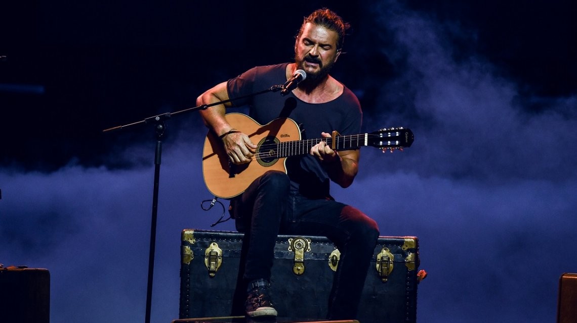 Una fan se desnudó en un show de Arjona: la reacción del cantante | Espectaculos