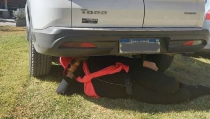 Elisa Carrió reeditó su meme más viral: publicó una foto acostada debajo de las ruedas de un auto | Nacionales