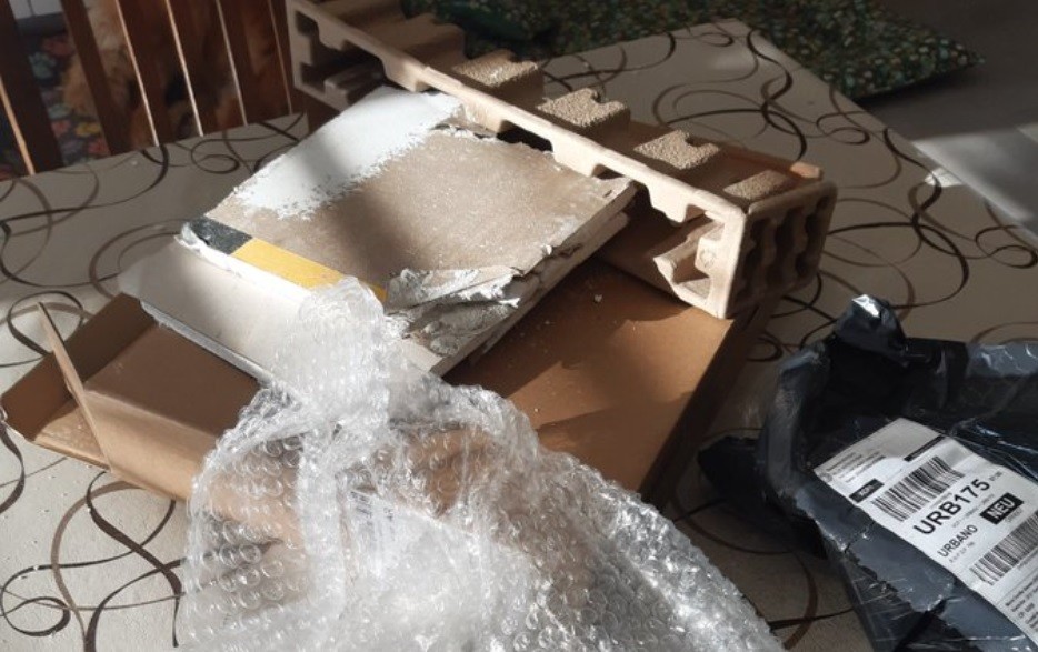 Compró una computadora por internet y le mandaron un pedazo de pared | Información General