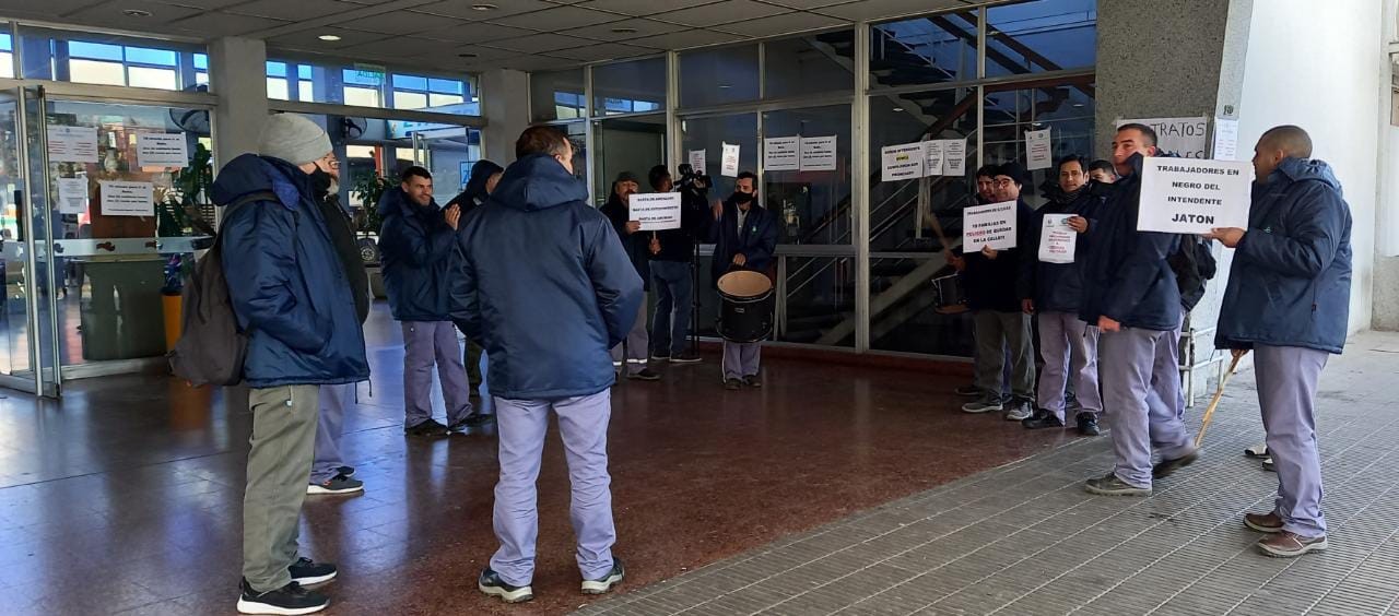 Protesta de trabajadores contratados de la Terminal de Ómnibus | Noticias
