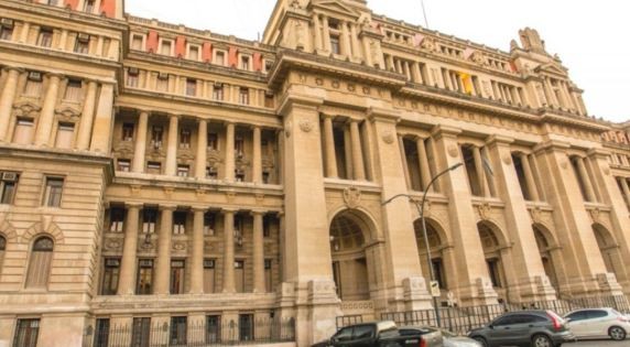 Condenaron a 11 años de cárcel a un hombre que abusaba de una niña y hacía participar a su hijo | Nacionales