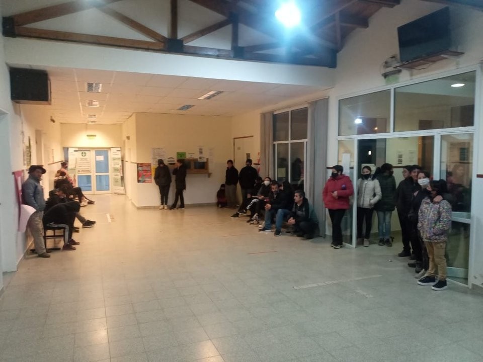 Unos 58 alumnos de 12 a 18 años resultaron intoxicados con monóxido en una escuela de Chubut | Nacionales