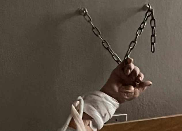 Imágenes sensibles: encuentran a un hombre de 81 años encadenado en un sanatorio | Nacionales