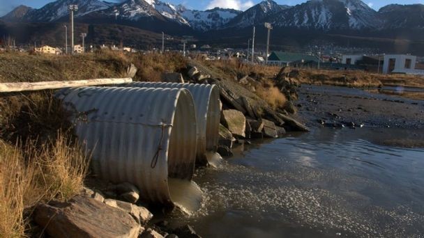 Denuncian el vertido de líquidos cloacales crudos sobre la costa del Canal Beagle | Nacionales