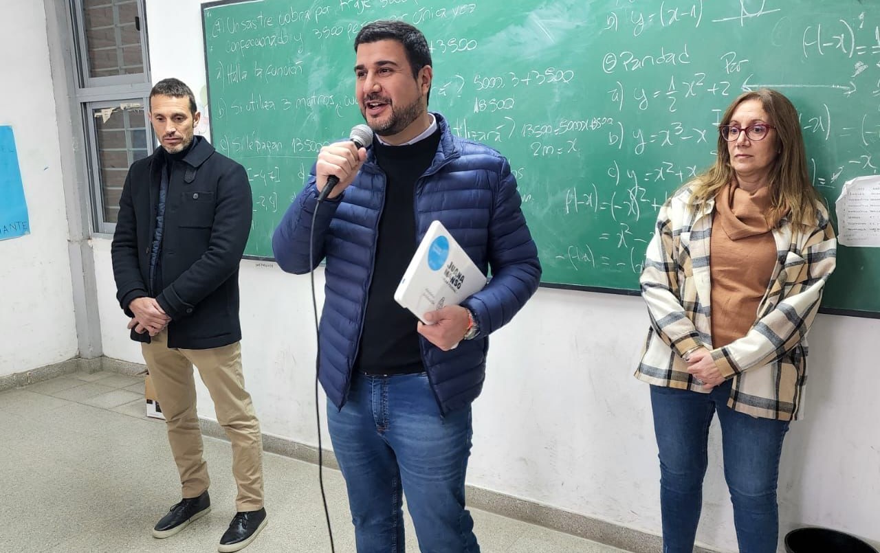 Marcos Cleri en Pérez continuó con las entregas del Conectar Igualdad | Legislativas