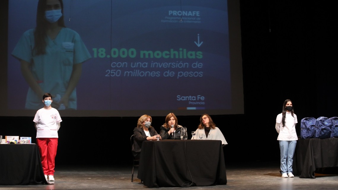 La provincia entregó 436 mochilas técnicas de enfermería a estudiantes de Santa Fe, Recreo y Helvecia | Información General