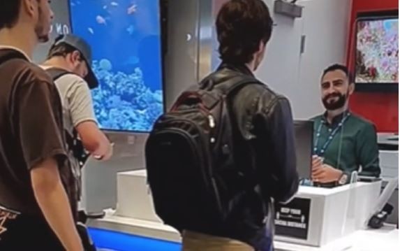 Quiso cambiar pesos por dólares en el aeropuerto de Estados Unidos y la reacción del cajero se hizo viral | Redes