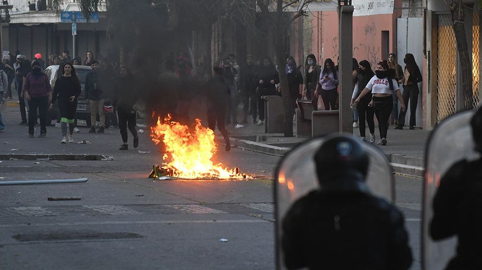 Mendoza marchó por Agostina: Cuatro detenidos por disturbios que dejaron inhabilitada la sede fiscal | Nacionales