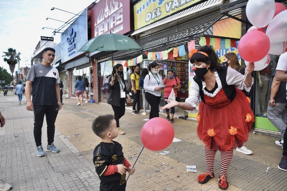 La avenida Aristóbulo del Valle se viste de fiesta para celebrar el 9 de julio | Información General