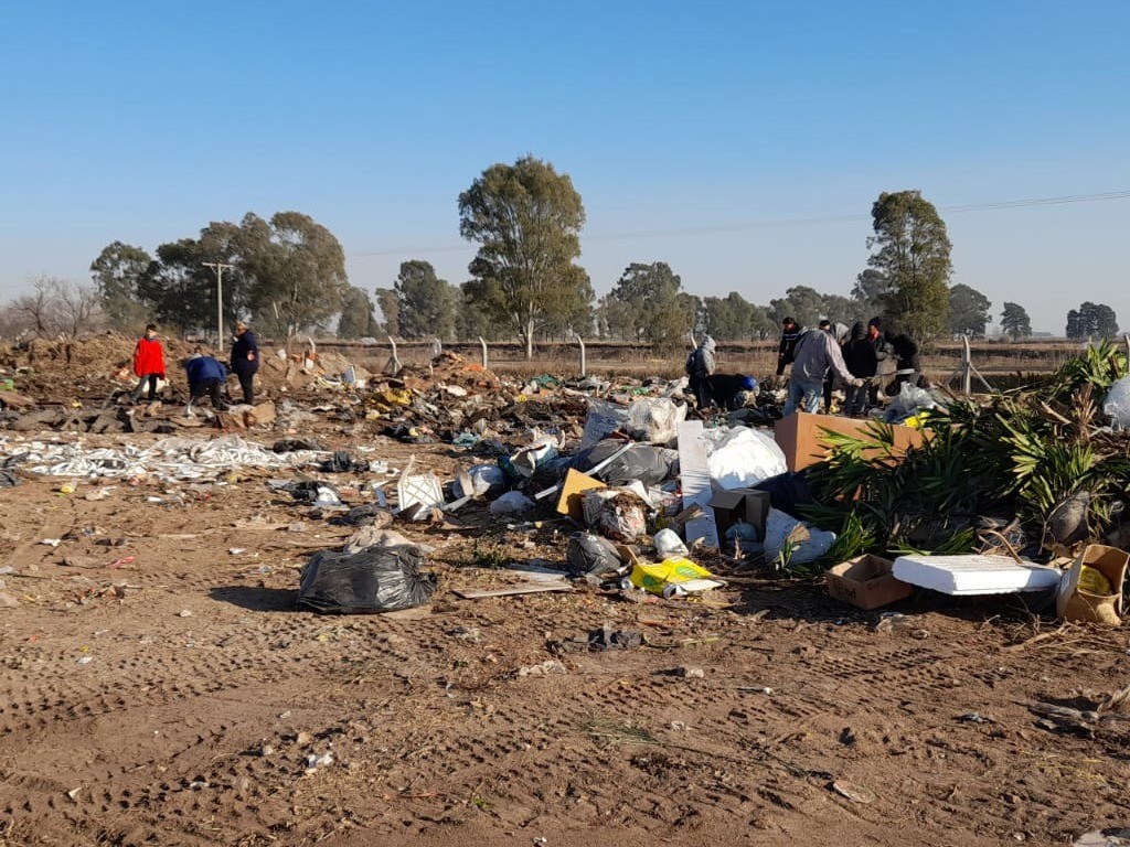 En dos días, vecinos de Las Parejas hallaron 75 mil dólares en un basural: siguen buscando | Noticias