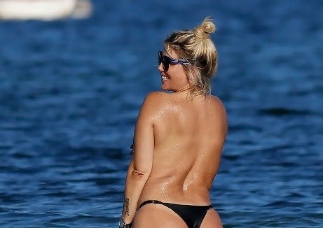 En medio del duro verano europeo, Wanda Nara se animó al topless en Ibiza | Redes